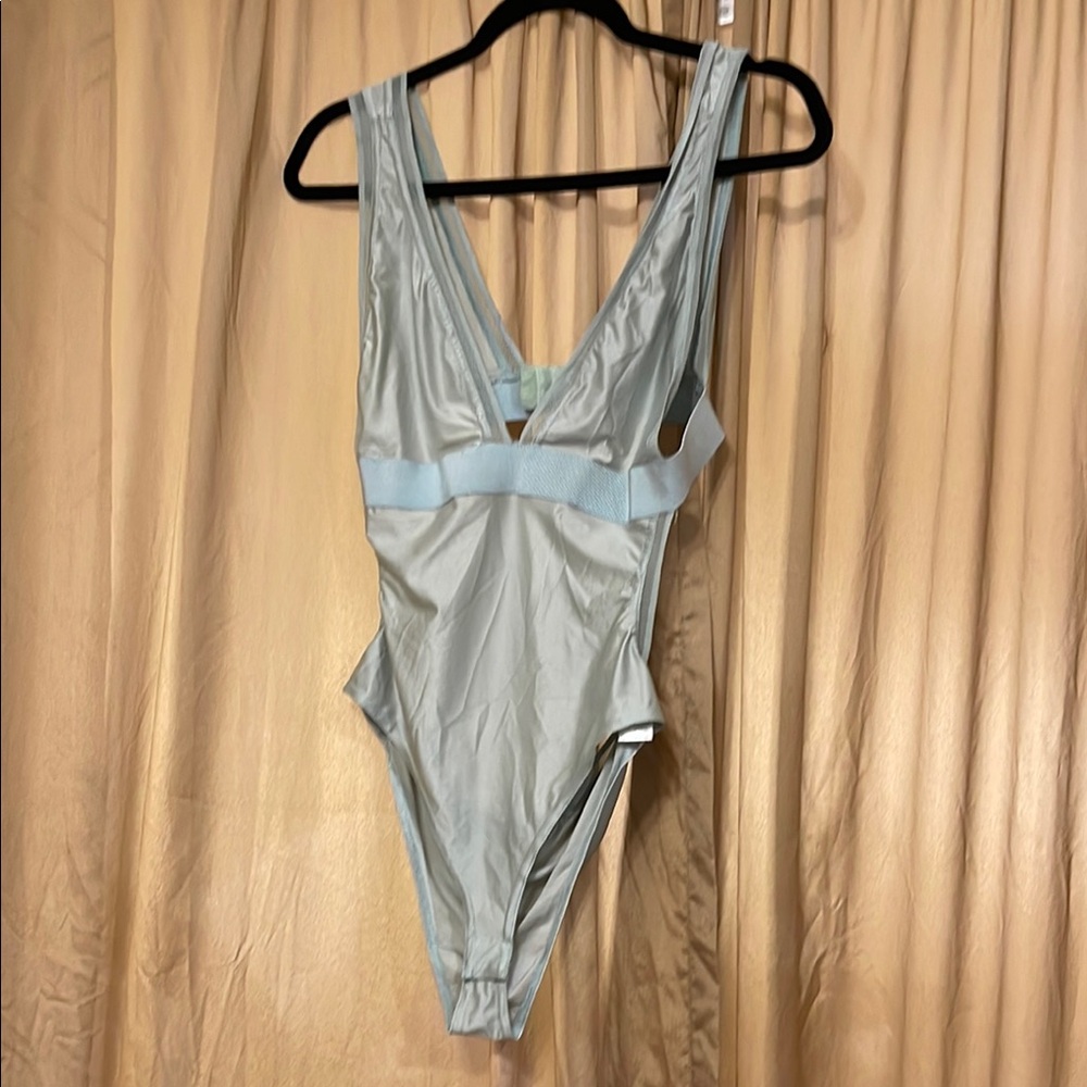 Women’s M Chic Light Green V-Neck 1pc Swimsuit Snap Bottom Adjustable Back